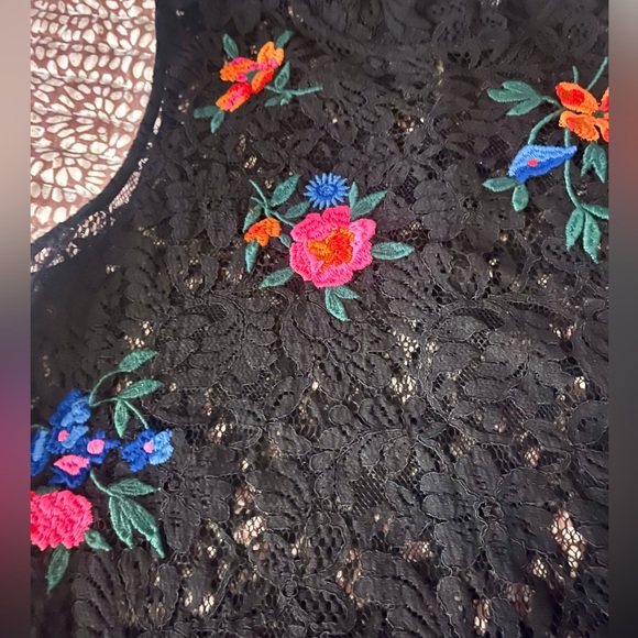 LOFT ~ Floral Embroidered, Mock Neck, Lace-Like, Sleeveless, Blouse - Picture 7 of 12